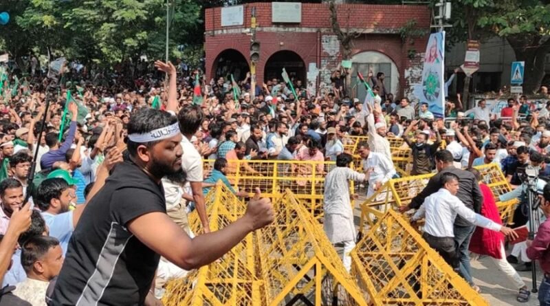 পুলিশের ব্যারিকেড ভেঙে ফেলল জামায়াত